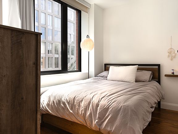 3rd image of 4214 Crescent St APT 5D