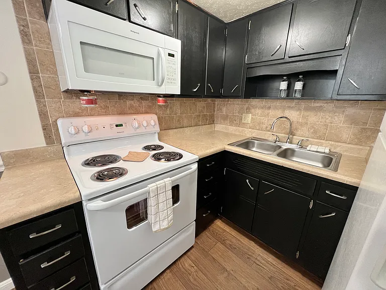 Mayfair Apartments — Photo 76