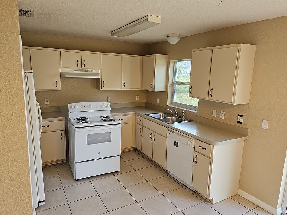 1st image of 19 Dogwood Drive Cir