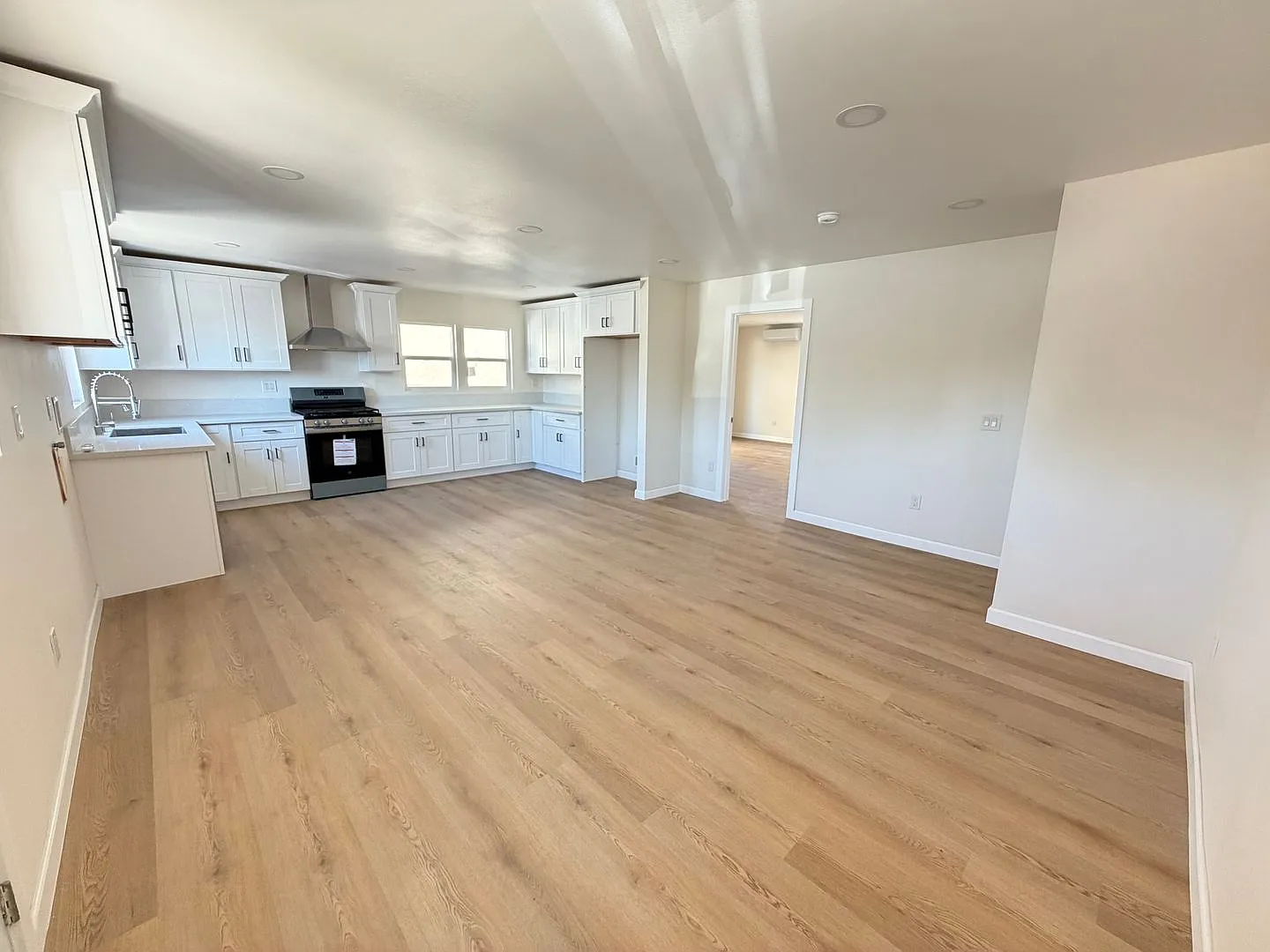 2400DelM — Photo 2