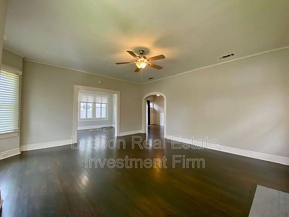 2nd image of 819 Linden St