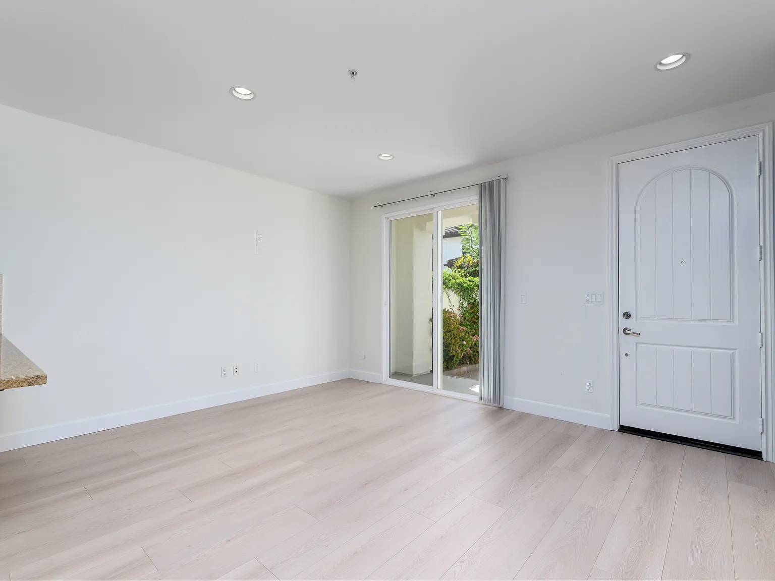 3 bed, 2.5 bath, 1384 sqft, $3,900 — Photo 3