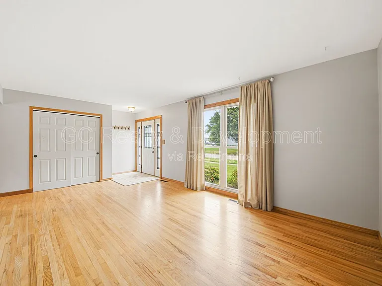 938 Canterbury Dr — Photo 3