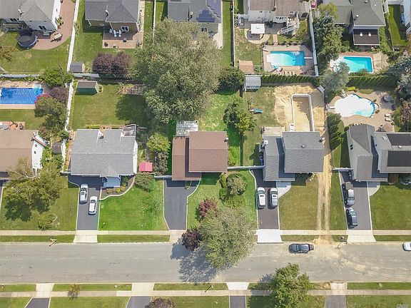 4th image of 44 Hofstra Dr