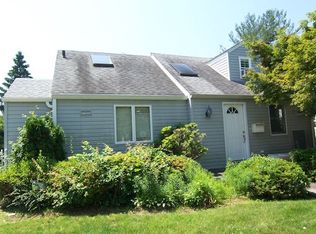 21 Walker Pl, Albertson, NY 11507