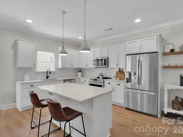 7526 Fairway Villa Cir, Denver, NC 28037