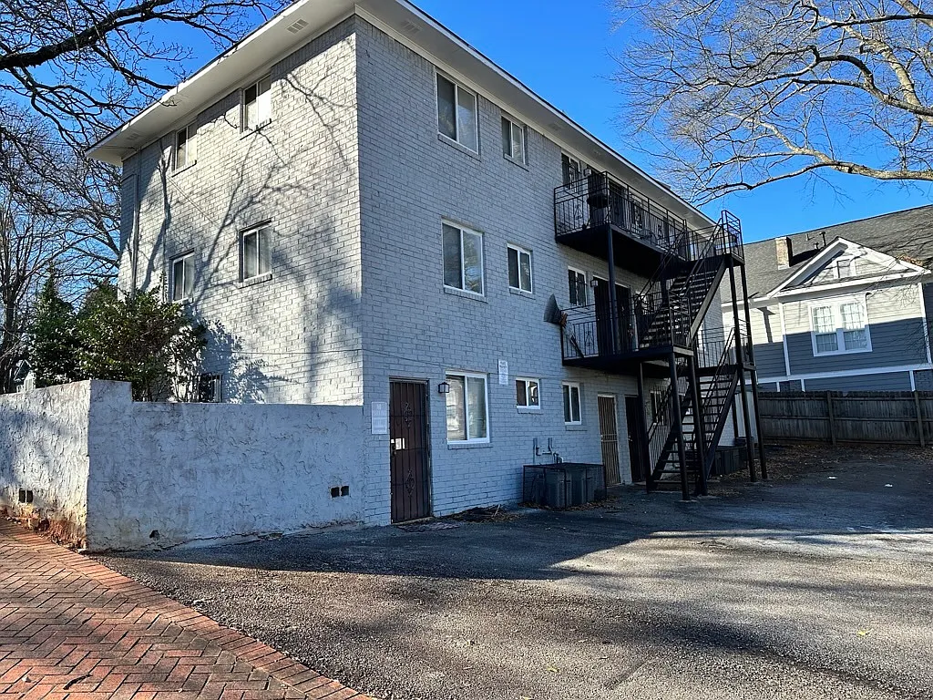 516 Holderness Street Southwest — Photo 2