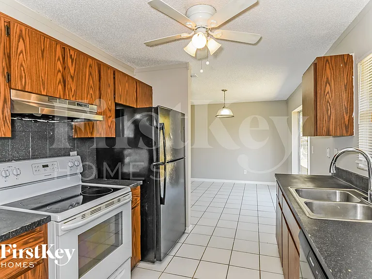 325 NE 23rd Ave — Photo 8
