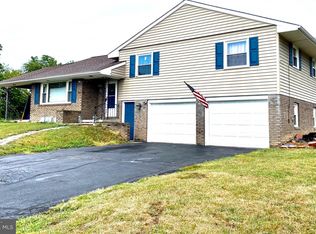 1499 Lake Shore Dr, Chambersburg, PA 17202