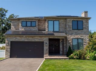 79 Carriage Rd, Roslyn, NY 11576