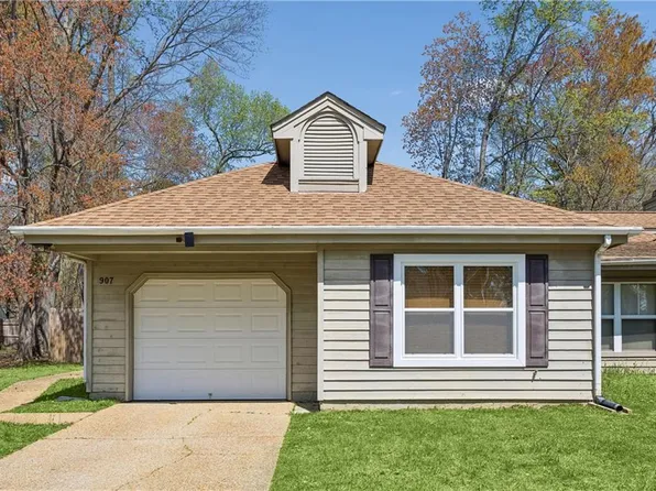 907 Woodcreek Dr, Newport News, VA 23608