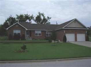 821 Tomahawk Ct, Marshfield, MO 65706