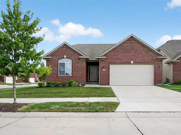 30034 Danvers Dr, Chesterfield, MI 48051