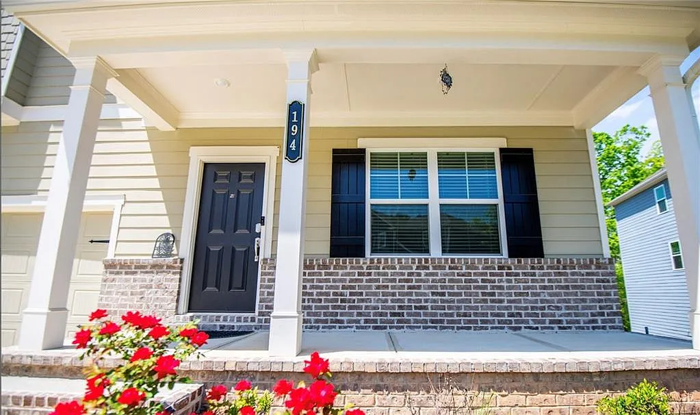 4 bed, 2.5 bath, 3618 sqft, $2,300 — Photo 3