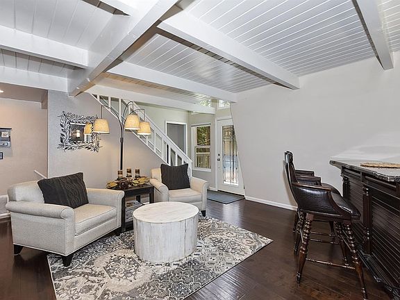 4th image of 434 Club House Dr