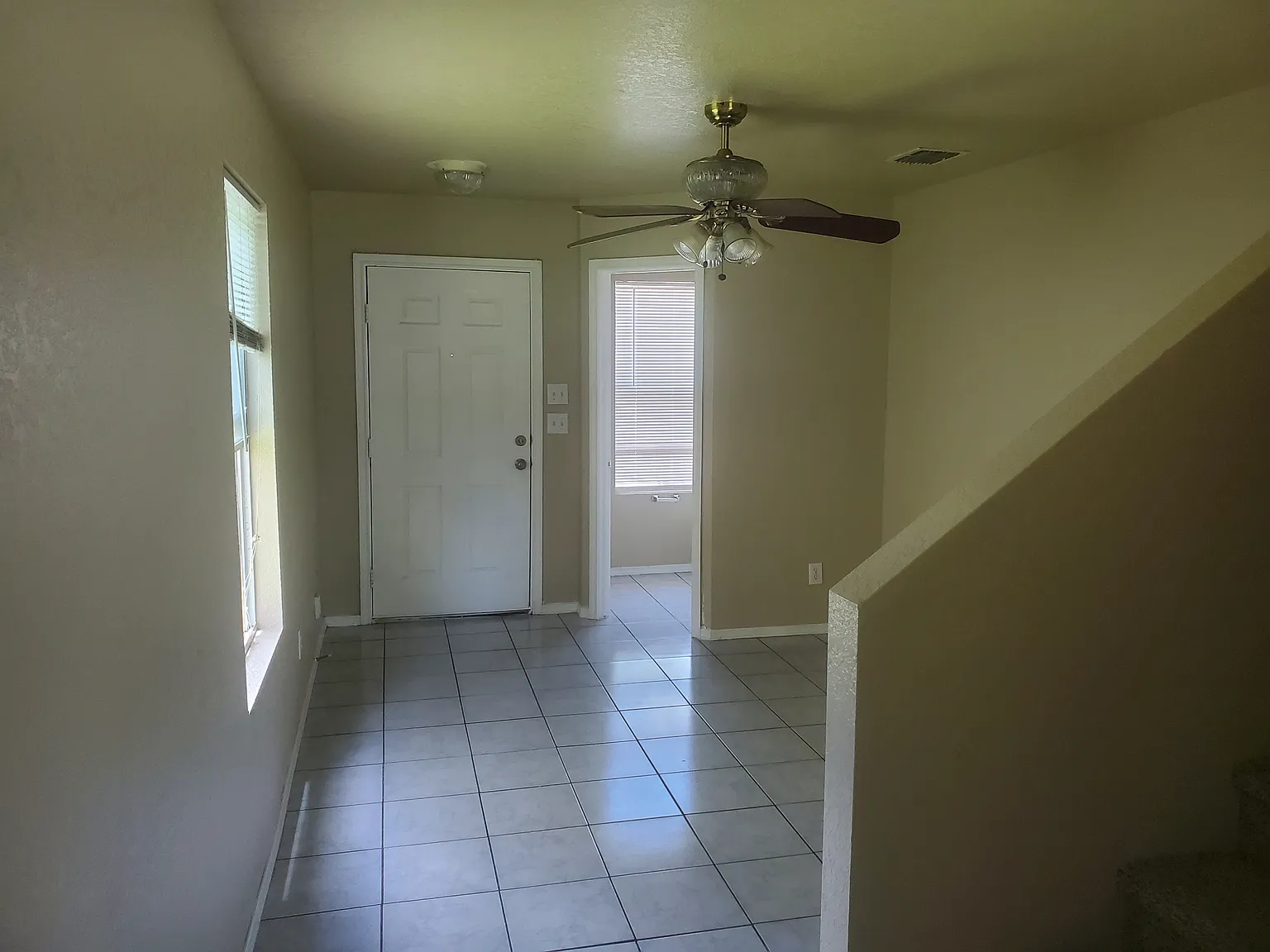 3 bed, 2.5 bath, 1669 sqft, $1,600 — Photo 3