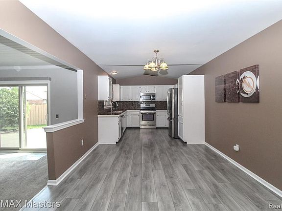 3rd image of 26721 Coachlight St
