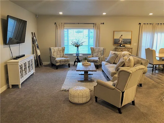 4 bed, 2.5 bath, 3414 sqft, $2,695 — Photo 3