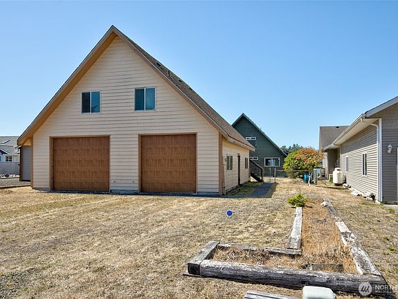 3rd image of 639 Lake Island Avenue SE