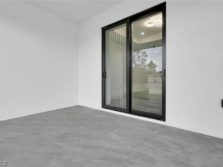 111 Harry Ave S #109 — Photo 29