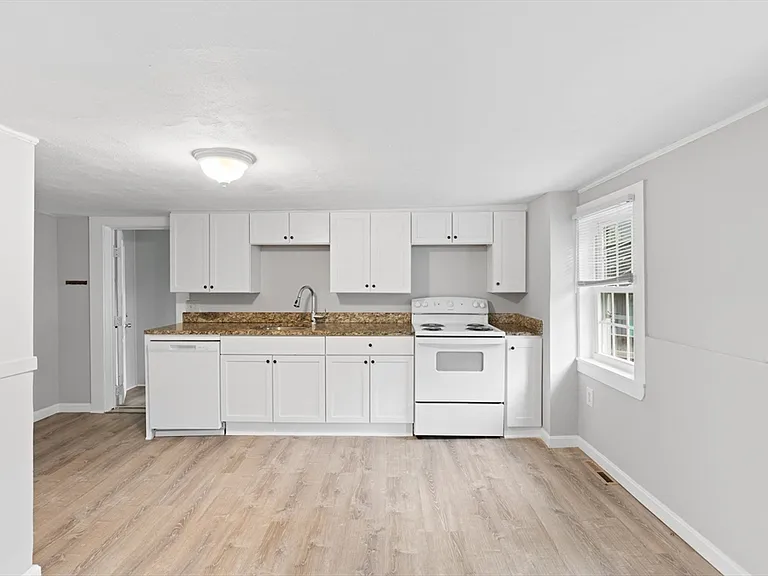 95B N Main St #B — Photo 11