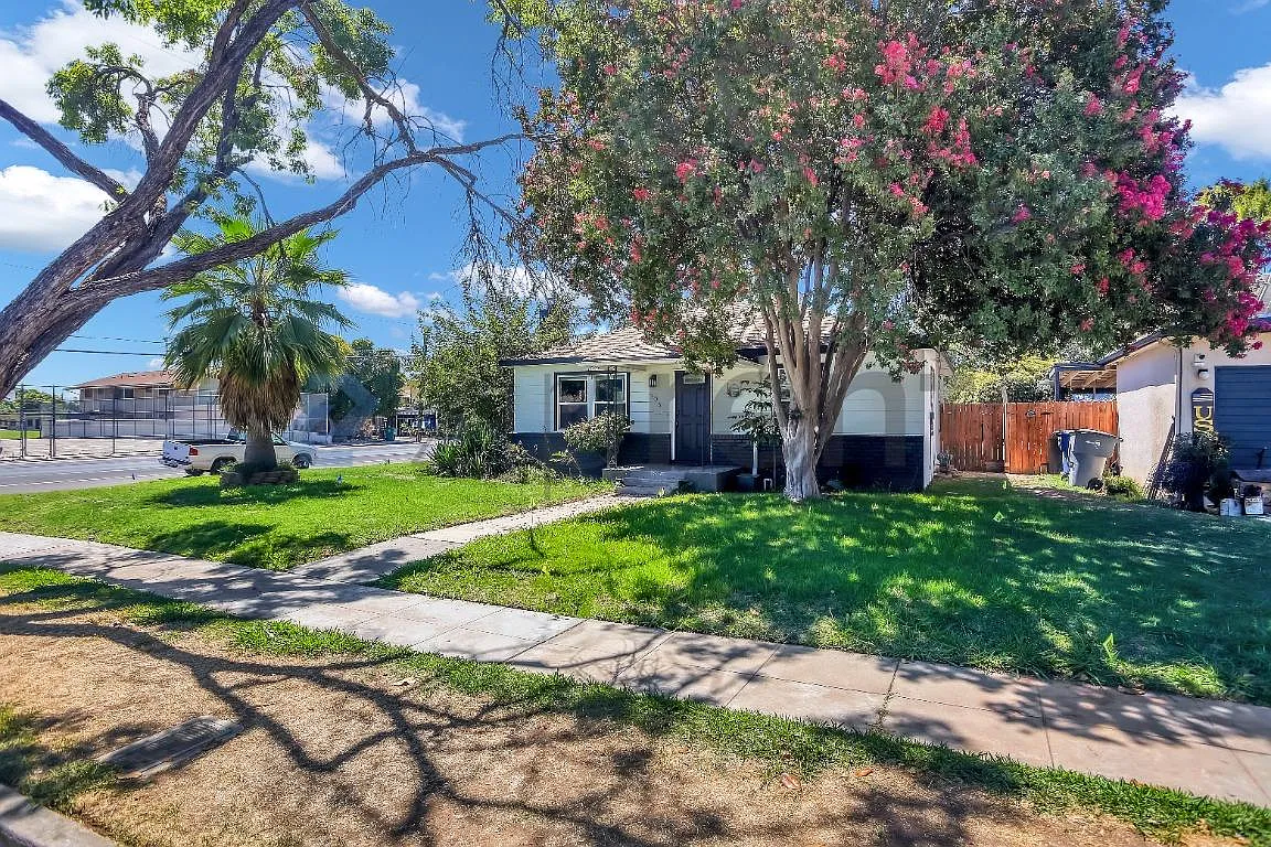 3 bed, 1000 sqft, $2,200 — Photo 2