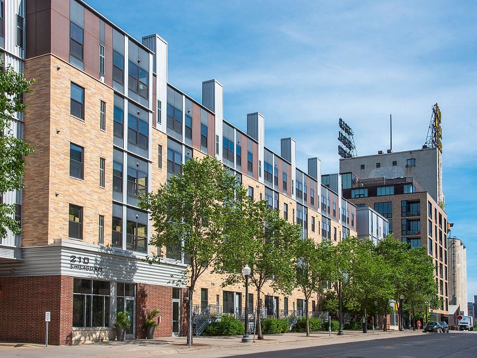 Attractive Five-Story Building