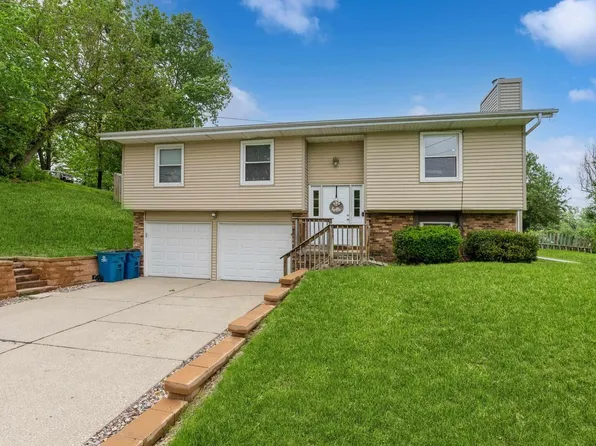 211 Ferry St, Le Claire, IA 52753