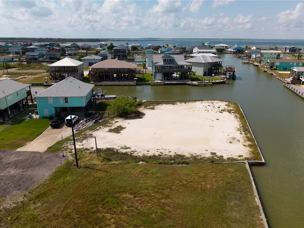 284 Kingfish Dr, Rockport, TX 78382