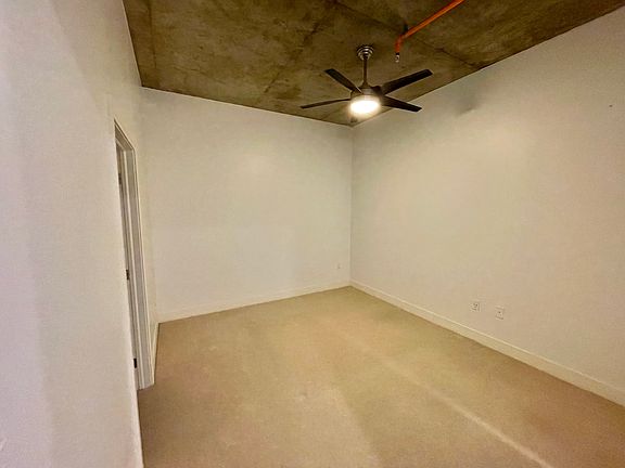 High-ceilings bedroom (Picture n.1)