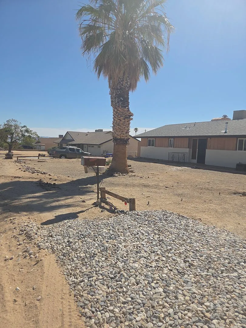 3 Bedroom 2 Bathroom Home — Photo 2