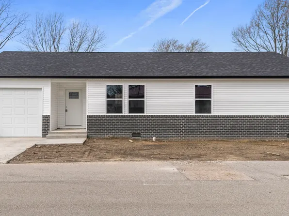 982 N 3rd St, Austin, IN 47102