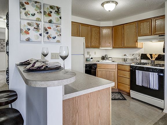 Kitchen and Breakfast Bar at Ashmore Trace