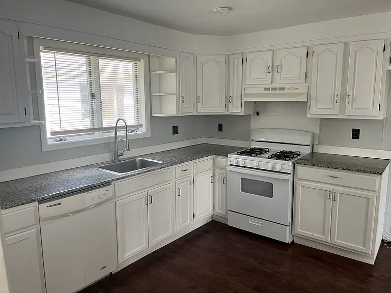155 W Oneida St — Photo 5