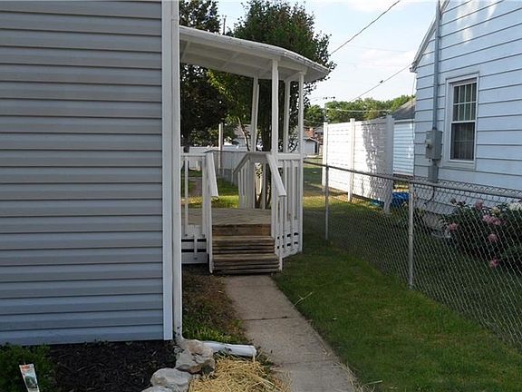 3rd image of 940 Maple St