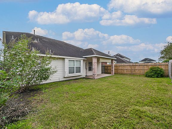 3rd image of 1219 Colonial Manor Dr