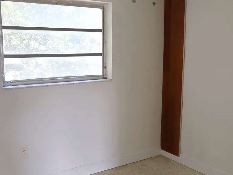 528 SW 6th St #6 — Photo 11