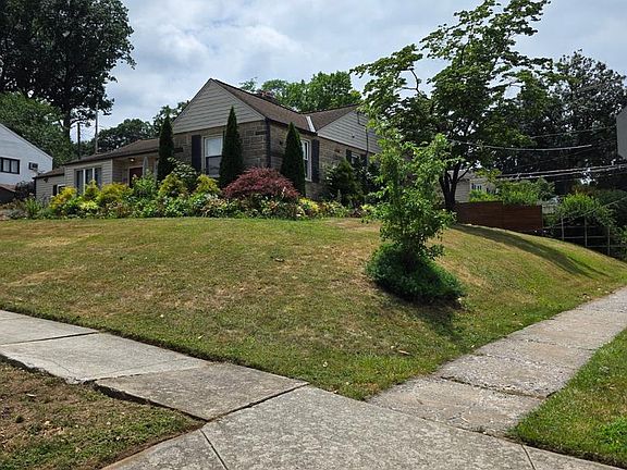2nd image of 918 Allen St
