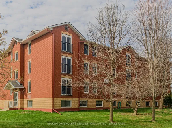 540 Talbot Pl #205, Gananoque, ON K7G 3C6