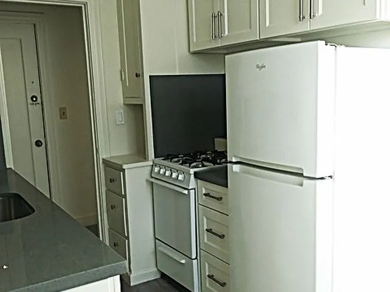 1757 Oxford St #18 — Photo 2