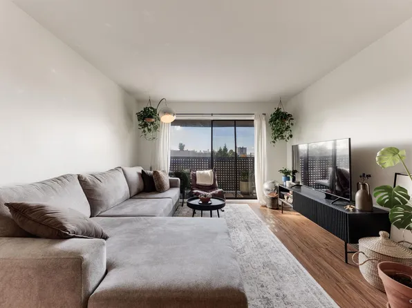 2215 Dundas St #408, Vancouver, BC V5L 1J9