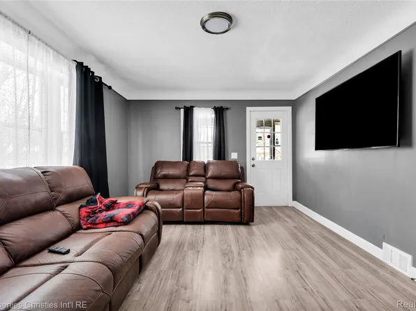 25636 New York St, Dearborn Heights, MI 48125