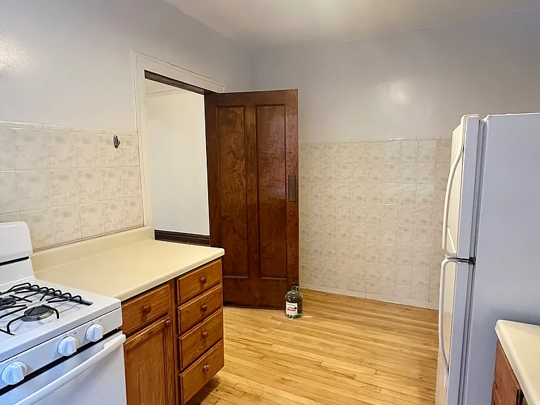 Kitchen (angle 3)