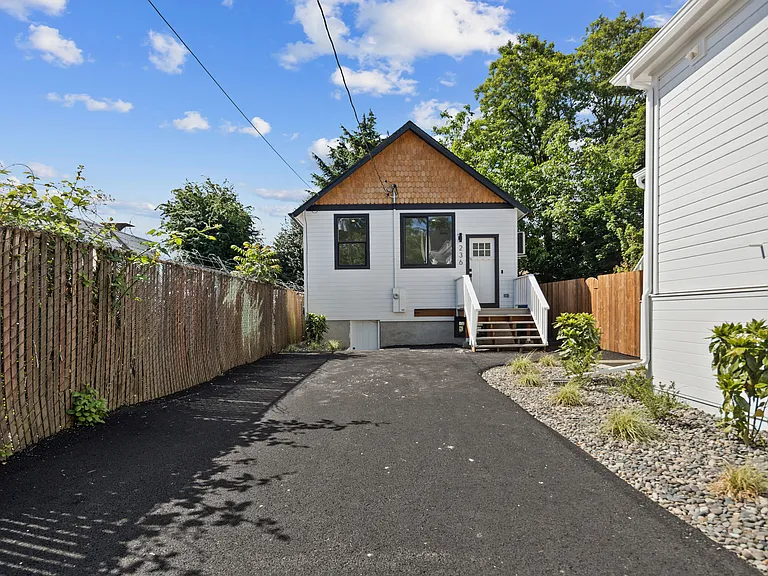 236 NE Sacramento St — Photo 1
