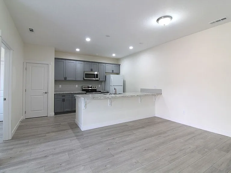 1073 S Cedar Pl — Photo 3