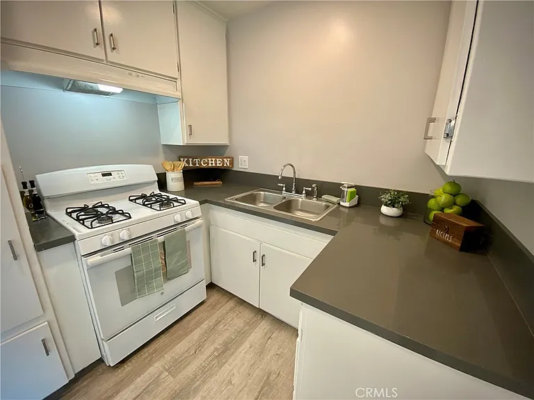 919 E Acacia Ave #E — Photo 4
