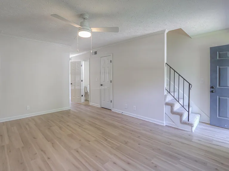 Brentwood Square Condominiums — Photo 6