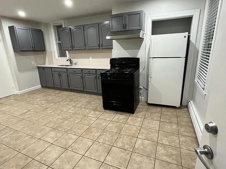 198 Chelsea St #3 — Photo 9