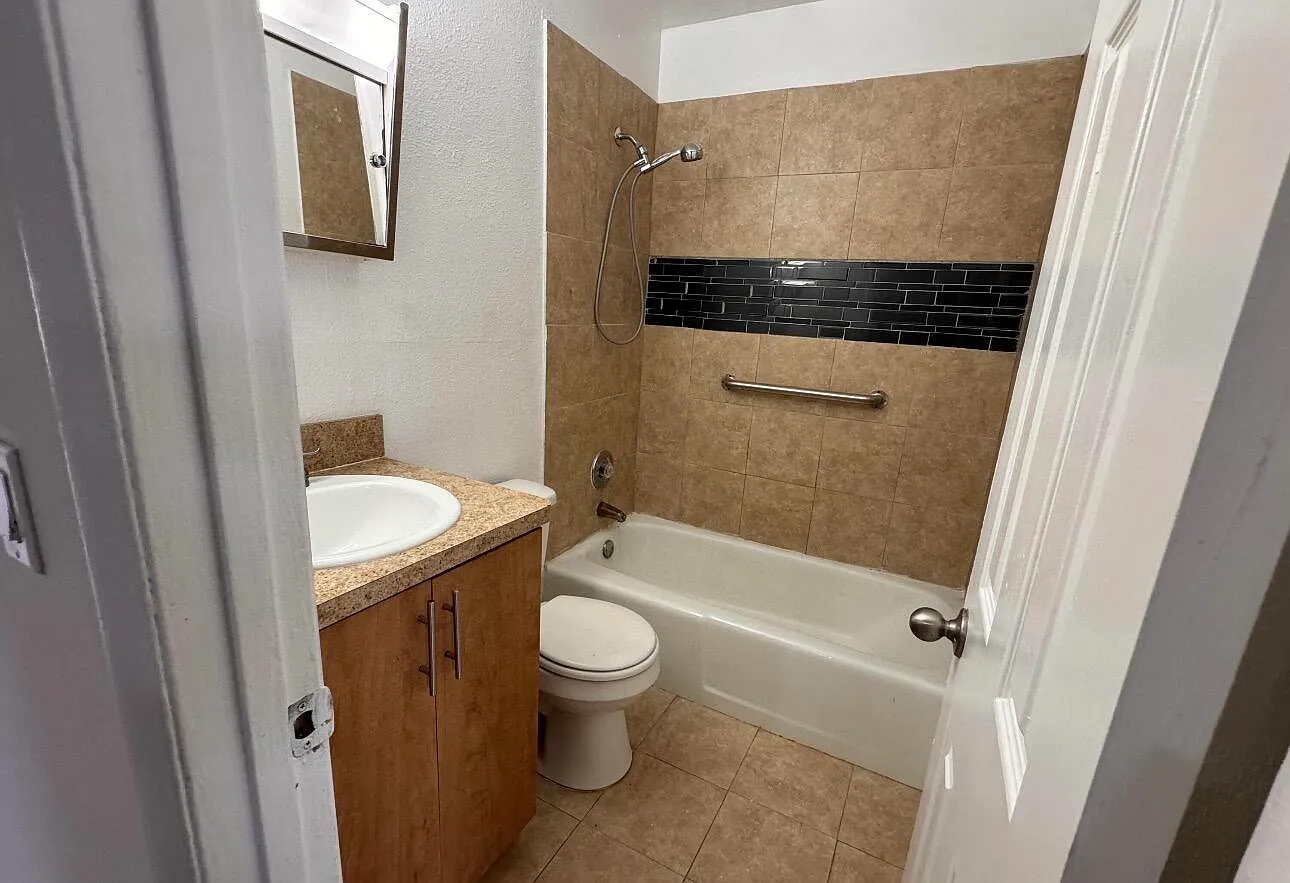 3 bed, 2.0 bath, 1190 sqft, $2,450 — Photo 4