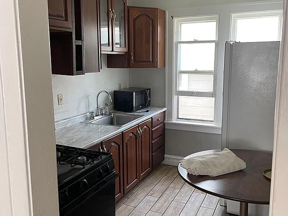 3rd image of 2100 Marlowe Ave